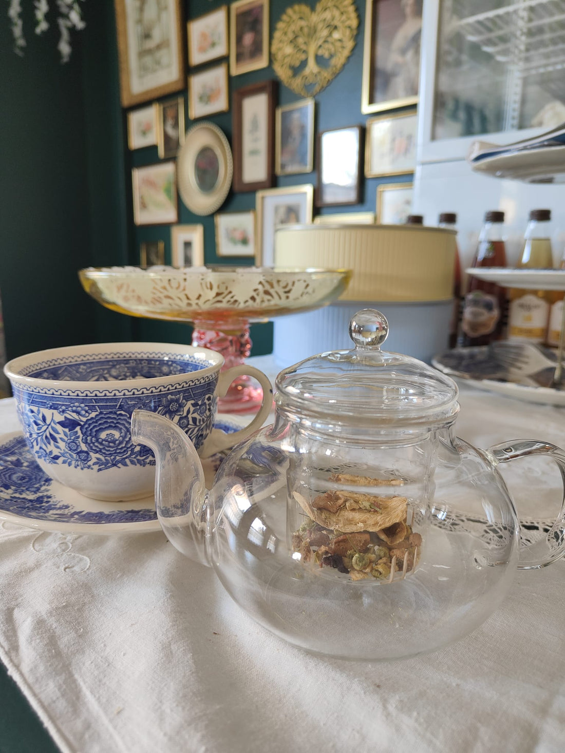 Thé et tasse ancienne — Salon de Thé Aimes-Toi, Romenay, Bourgogne