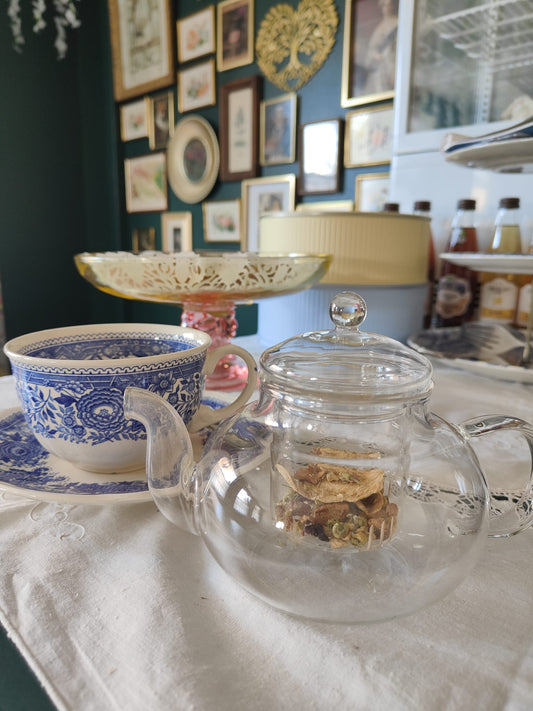 Thé et tasse ancienne — Salon de Thé Aimes-Toi, Romenay, Bourgogne